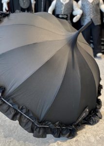 Paraply med sølvbånd